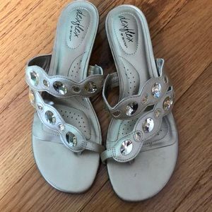 Size 7.5 wide dexflex sandals